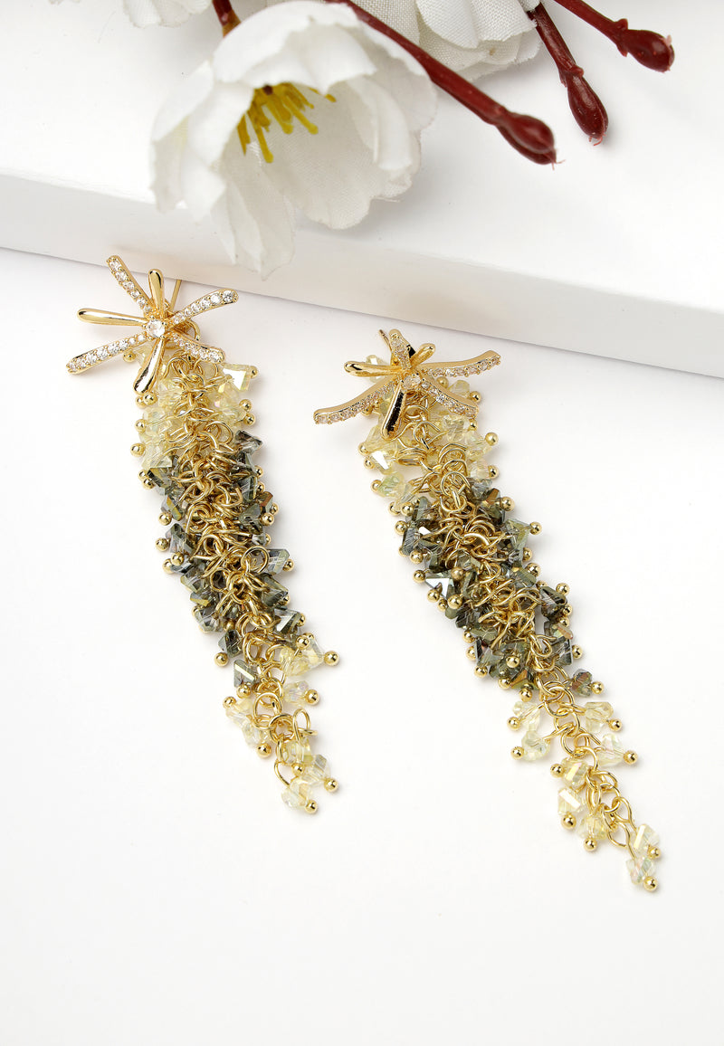 Pendientes largos con cuentas florales en color dorado