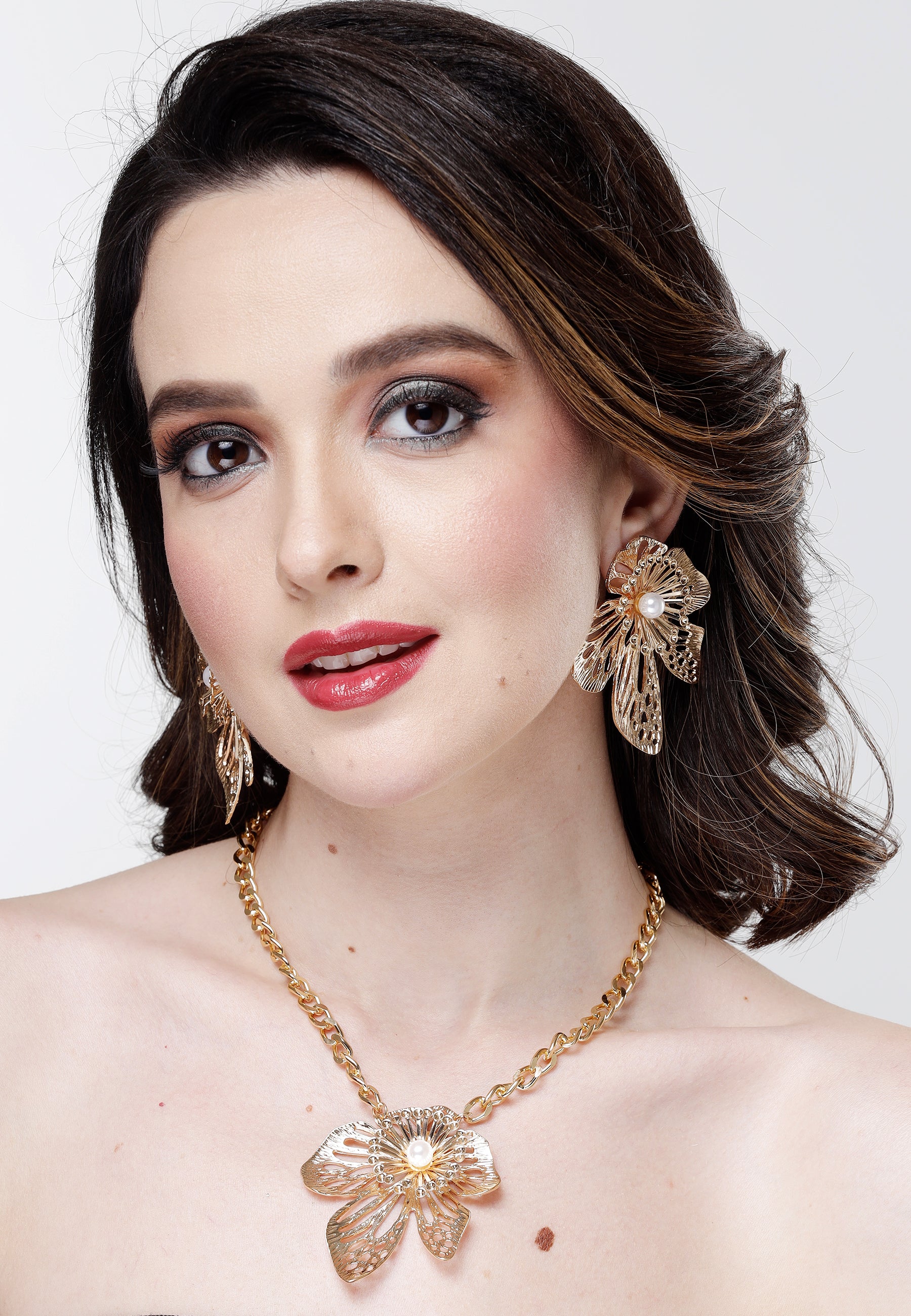 Sparkling Gold-Coloured Flower Pendant And Earrings Set