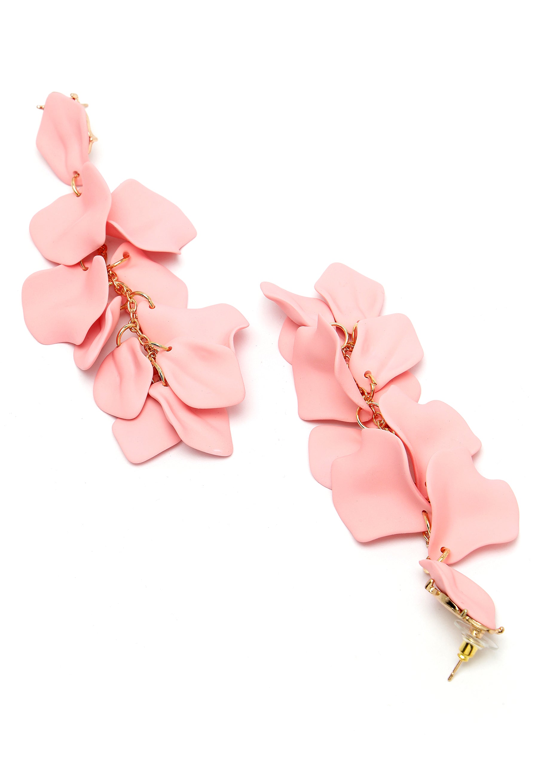 Boucles d'oreilles pendantes en forme de pétale de rose rose clair.
