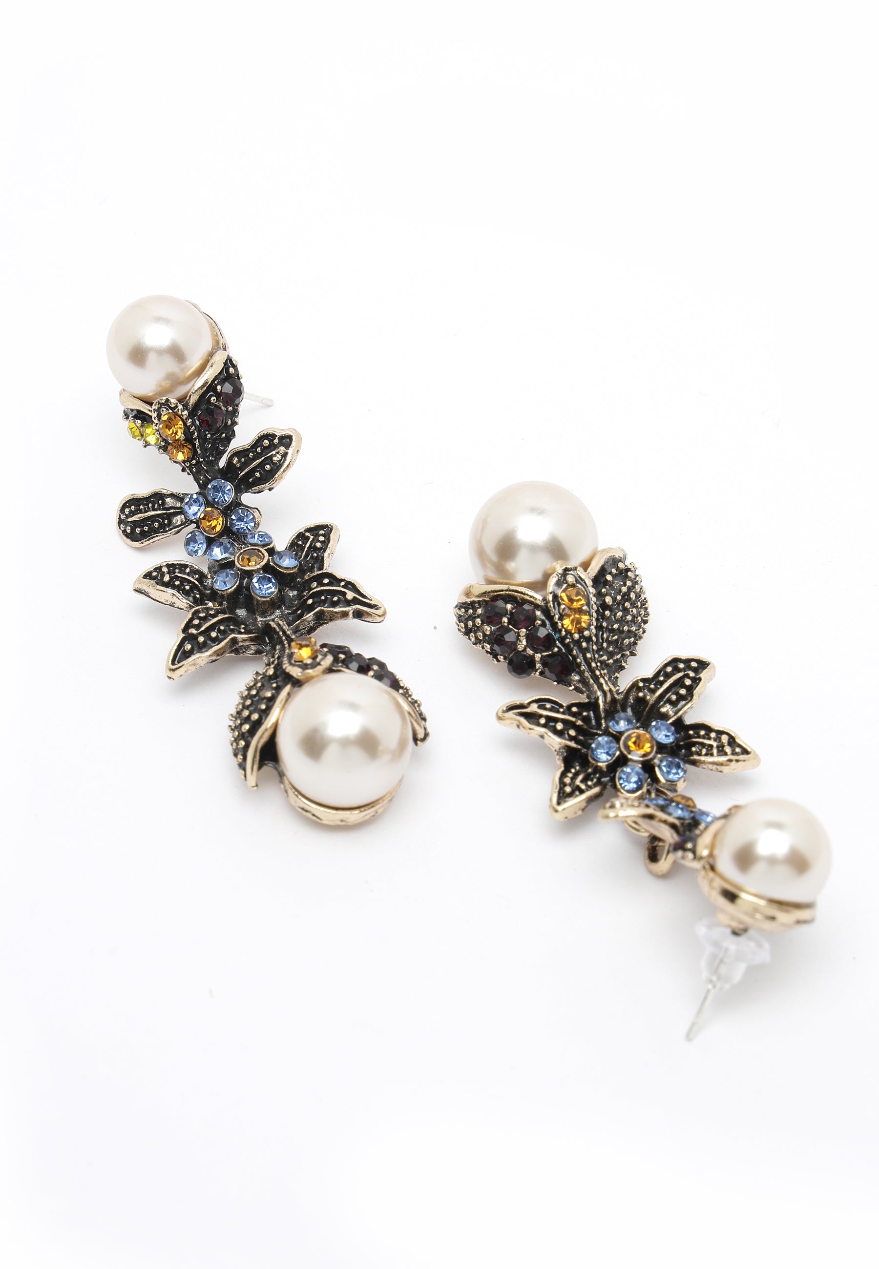 Kolczyki w kształcie czarnych perłowych kwiatów inspirowane stylem vintage