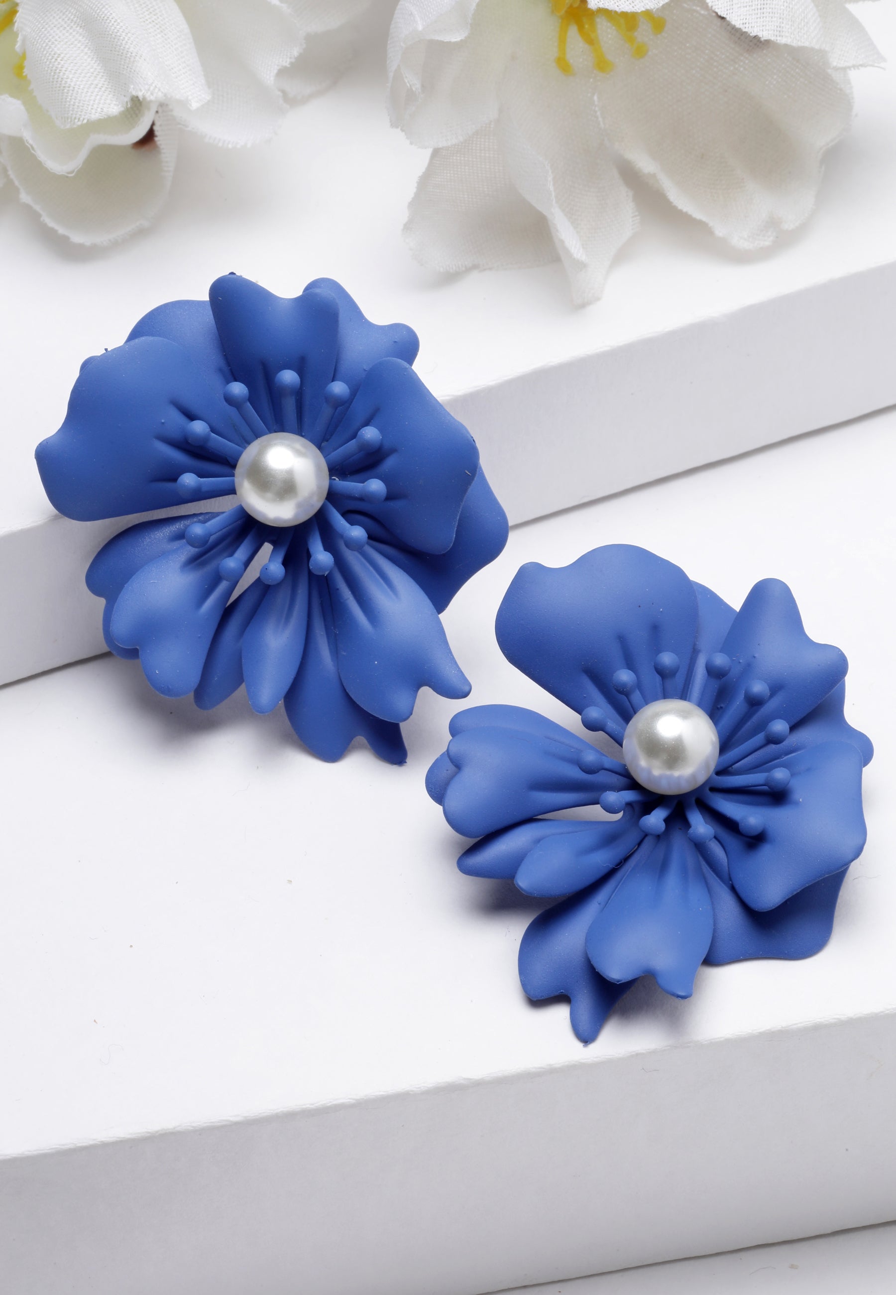 Blumenperlen-Ohrstecker in Blau