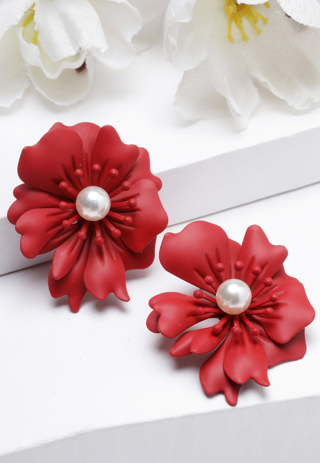 Oorbellen met bloemenparels in rood