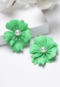 Pendientes de perlas florales en verde