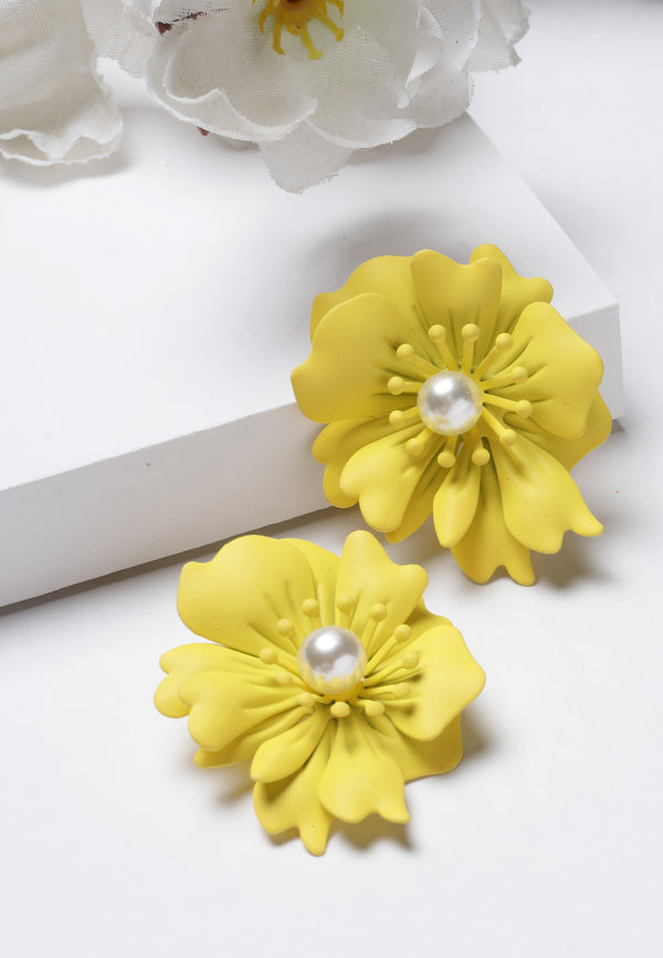 Boucles d'oreilles à tige en perles florales en jaune