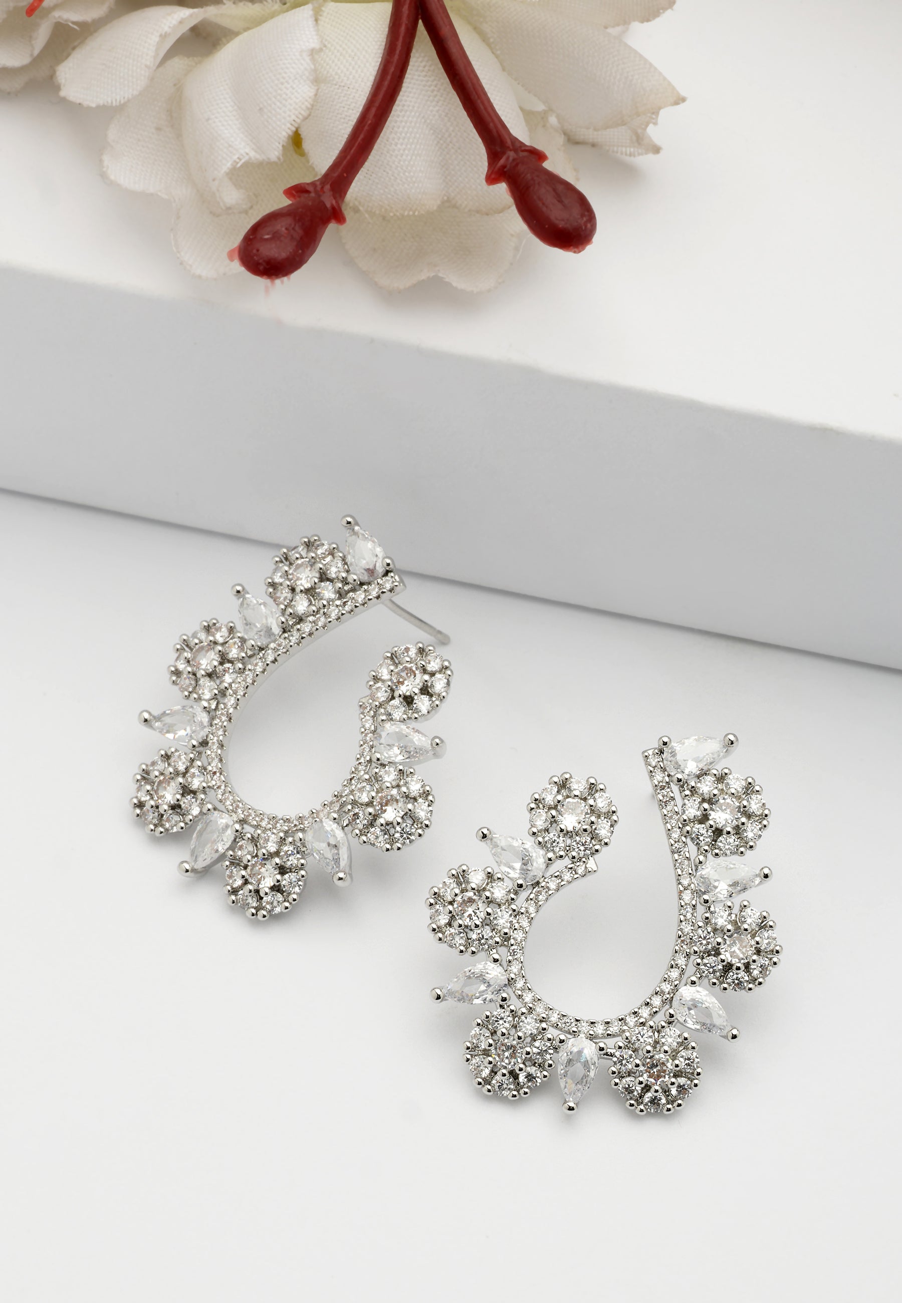 Boucles d'oreilles contemporaines en forme de U