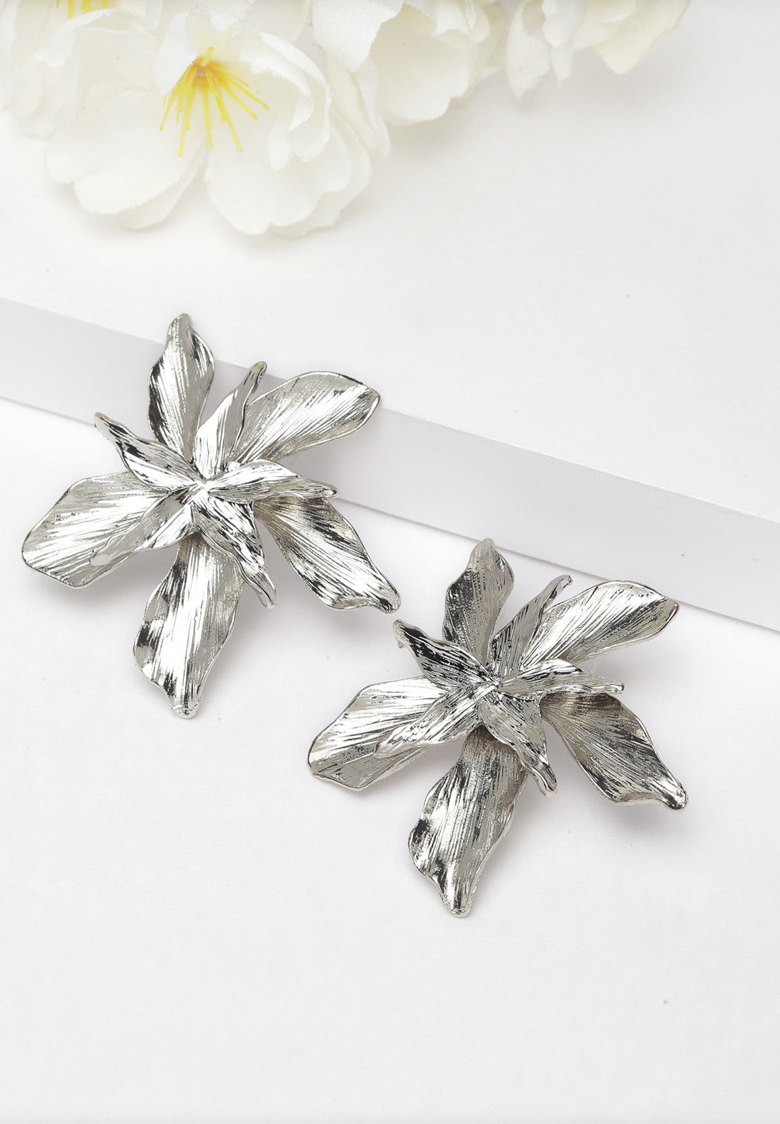 Orecchini a bottone floreali in argento metallizzato